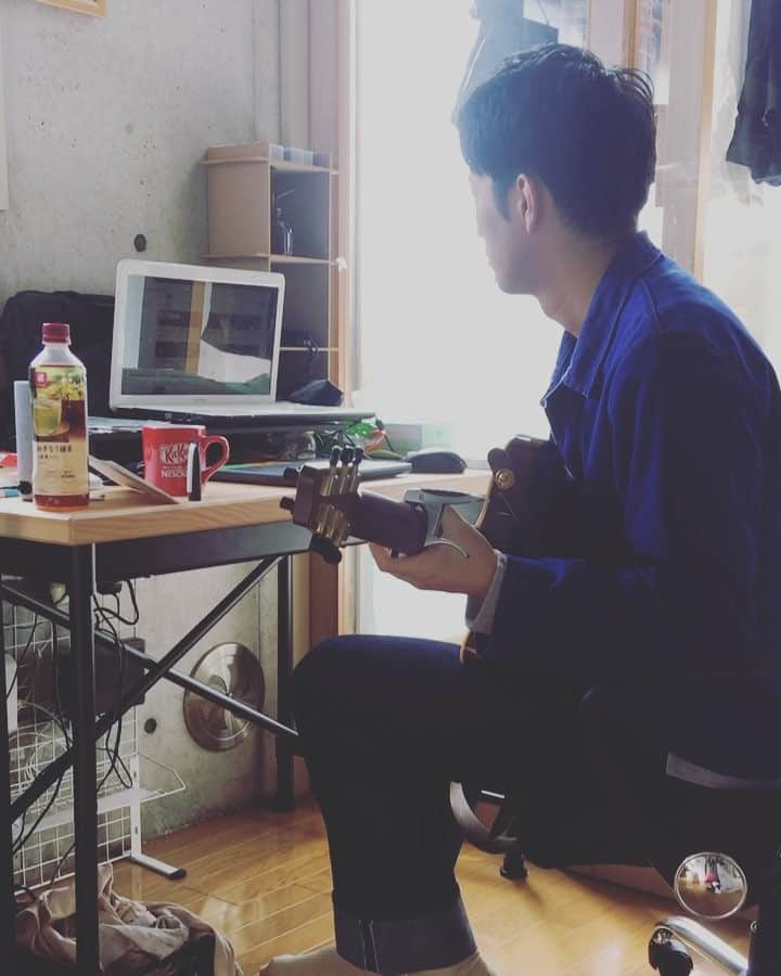 青木栄美子のインスタグラム：「弟@TOKYO #ギター上手 #弾いてもらった #最後気付かれた」