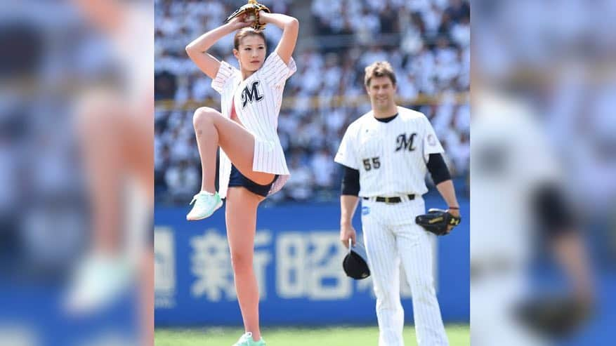 高野人母美さんのインスタグラム写真 - (高野人母美Instagram)「opening Ceremonial first pitch⚾️in JAPAN I made my dream come true.⚾️⚾️⚾️😭😭 but next  What should I do to make my dream come true🤔🤔🤔 maybe everday training jajajajaja😌😌😌 #model #boxing #boxeo  #boxer #usa #japan #baseball #tbt #t #yum #training💪 #gym #muscle #LOTTE #tv #日ハム #始球式 #夢 #dream #finish #good #beauty #beautiful #sleepig #sleepingbeauty #photo #movie #photogenic #vamos  2年前らしい😌 夢だった始球式😭😭感動した🥺」12月30日 3時42分 - tomomitakano7