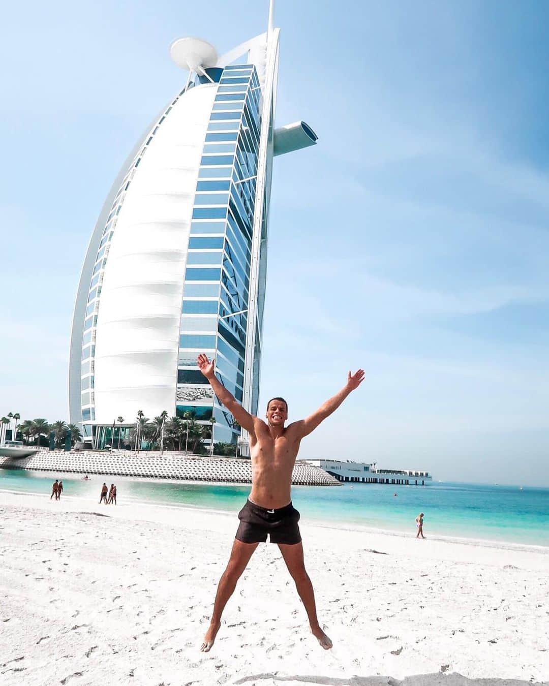ティモシー・チャンドラーのインスタグラム：「Sonnige Grüße aus Dubai ☀️👌🏽 #alwayshappy #smile #vacation」