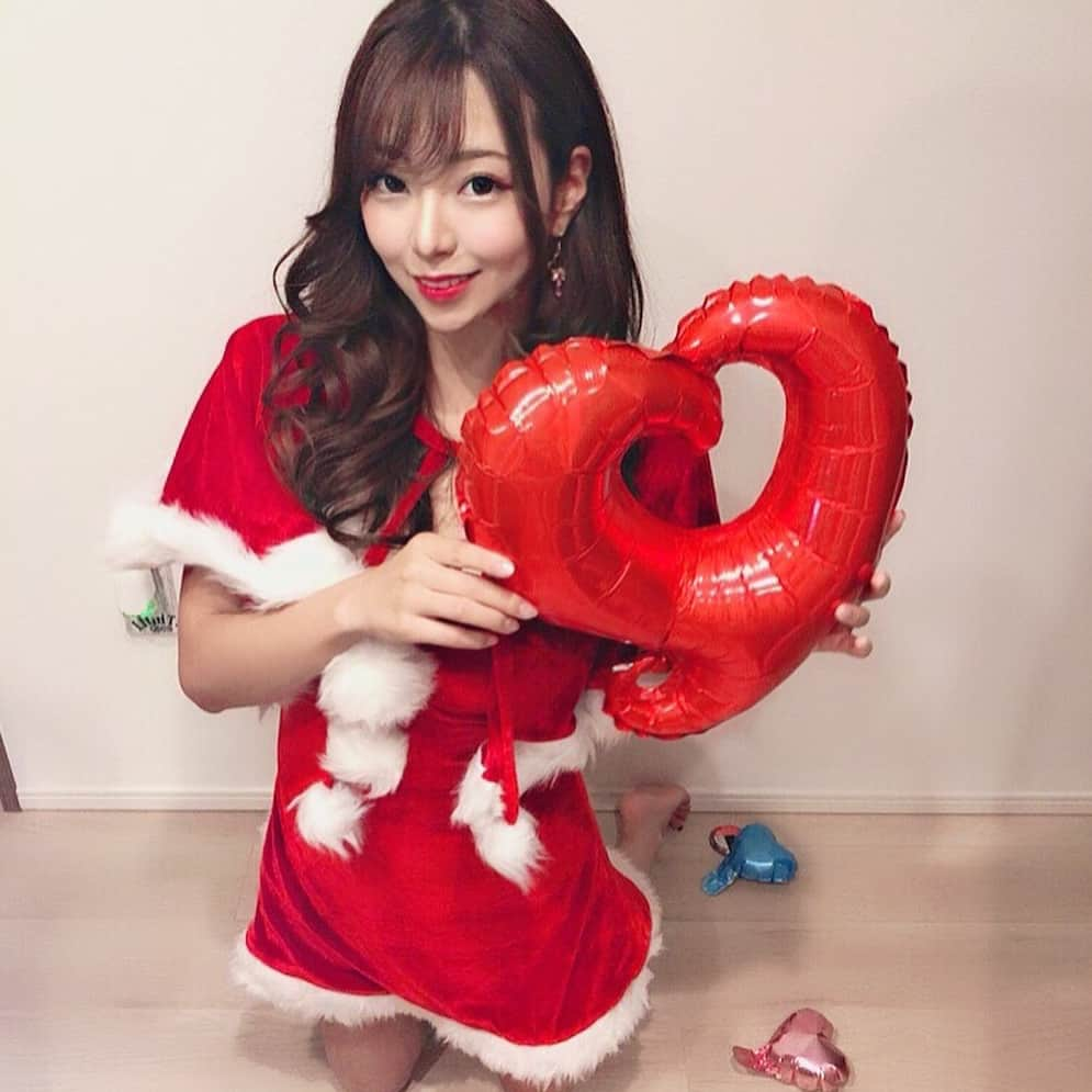 雛姫愛さんのインスタグラム写真 - (雛姫愛Instagram)「れんとクリスマスパーティーしたときのっ  ちゃっかりサンタコスした( ´ ꒳ ` )わら  もう何年れんとクリスマス 一緒に過ごしてるんだろ わら  今年も楽しかった♡  #2018 #平成最後のクリスマス #れんまな」12月30日 4時10分 - mana_hinaki