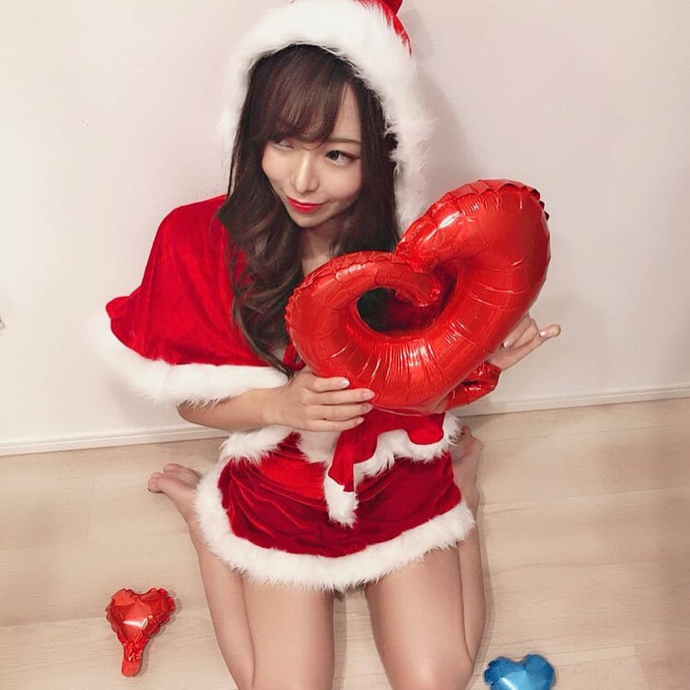 雛姫愛さんのインスタグラム写真 - (雛姫愛Instagram)「れんとクリスマスパーティーしたときのっ  ちゃっかりサンタコスした( ´ ꒳ ` )わら  もう何年れんとクリスマス 一緒に過ごしてるんだろ わら  今年も楽しかった♡  #2018 #平成最後のクリスマス #れんまな」12月30日 4時10分 - mana_hinaki