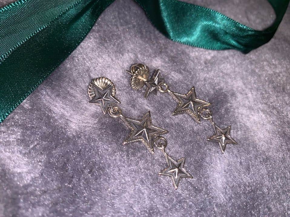 山本真凜さんのインスタグラム写真 - (山本真凜Instagram)「クリスマスプレゼント🎄💫 欲しかったのばっかり☺️あざす。 ずっと欲しかったKENZOのアイパレットの中身は新しいほうのアカウントに載せてるから見て〜 @marin_yamamoto_611 ↑ フォローもよろしくお願いします🙏  #christmaspresent #codysanderson #piercing #star #sabon #bodyscrub #bodylotion #kenzo #kenzoworld #eyepalette #eyemakeup #eyeshadow」12月29日 20時58分 - marin_yamamoto_