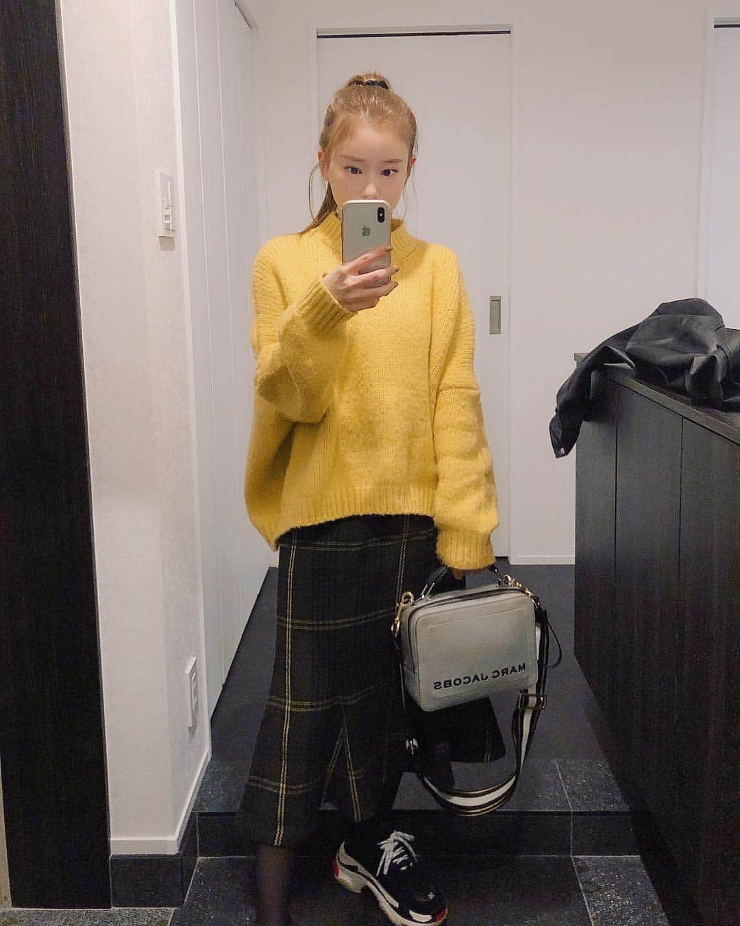 重盛さと美さんのインスタグラム写真 - (重盛さと美Instagram)「やほ🙋🏻‍♂️🙋🏻‍♂️🙋🏻‍♂️⭐️⭐️⭐️ トップス#DHOLIC スカート#韓国で1000円でした かばん#marcjacobs  寒さに負けてタイツはじめました 私服の写メがたまっている🙎🏻‍♂️」12月29日 21時29分 - satomi_shigemori