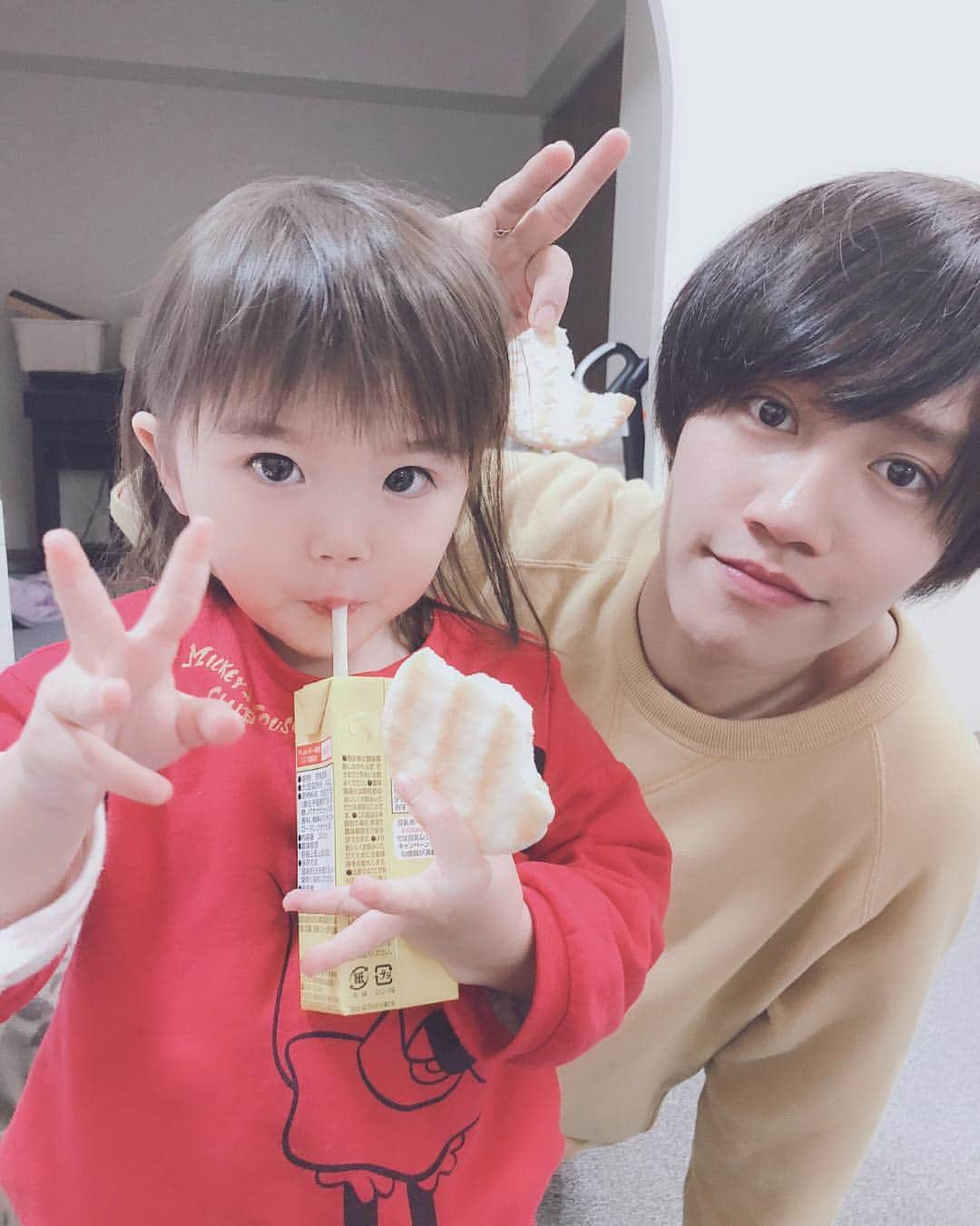 のインスタグラム：「今年のクリスマスはやりたいこと全部できて楽しかった！！姪っ子甥っ子ちゃんを新居にお招きしてツリーにプレゼント置いて、クリスマスケーキとクッキーと餃子作ったりパプリカ踊ったりとにかく可愛かったぜ〜。親戚に可愛い赤ちゃんたちが沢山いるからまだ子供はいいよね〜と嫁と話してます🌝全面カーペット敷いてるから子供走り回れるしゴロゴロできるし、みんな子供連れてきてな！！(笑)メリークリスマス！(4日遅れ)」