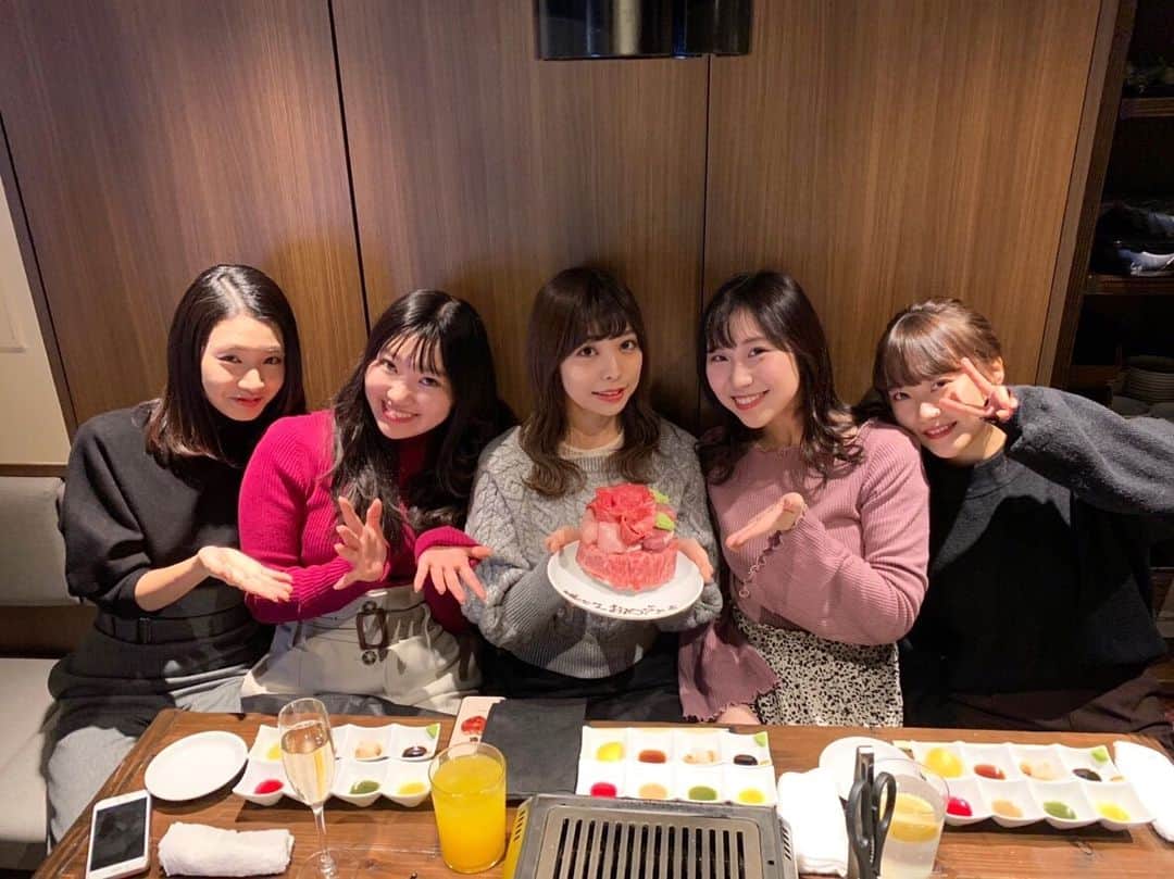 住谷風花のインスタグラム：「🎀 大学の友人と忘年会🥩 のはずが、なんと私の準ミス祝いをみんながサプライズしてくれました🥺💗💗💗 お店が暗くなり音楽が流れて誰か誕生日なんだねぇ〜って言ってたら私の席に肉ケーキが😭  私のミスコン出場が決まった時も背中を押してくれて、ミスコン頑張ってねってケーキでお祝いしてくれました。始まってからもツイートの拡散や投票で毎日たくさん応援してくれた4人です😢 学科はそれぞれ違うけどこんなにも仲良くなれて本当に嬉しいし、大好きです（；＿；）❤️❤️ 当日もステージ見に来てくれて、準ミス決まった時に読んだお手紙で涙を流してくれました。  可愛くてこんなにも友達思いで優しい4人が大好き！💗💗 本当に本当にみんなありがとう😊  新年会でまた会おうね🥰🥰」
