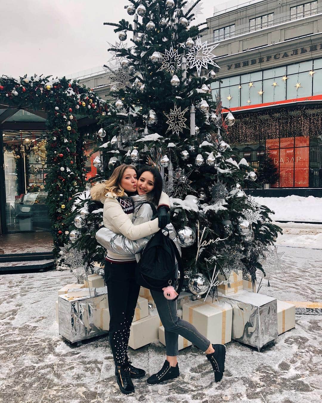 ポリーナ・ツルスカヤのインスタグラム：「Новогодняя Москва это что-то невероятное😻✨Всем незабываемых праздников🎇🎄♥️」
