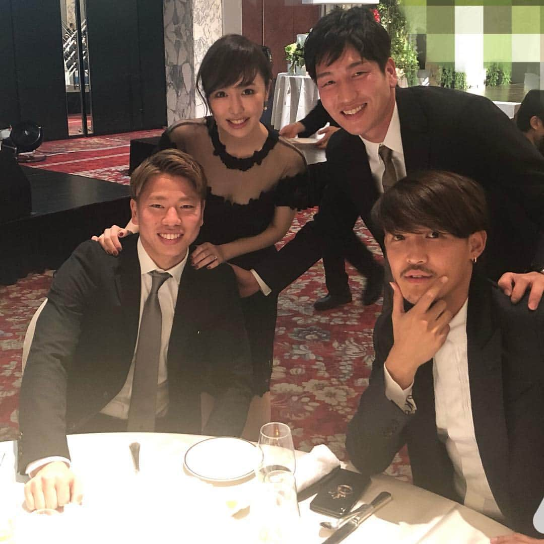 原口るりこさんのインスタグラム写真 - (原口るりこInstagram)「少し前の#槙野智章 選手 #高梨臨 ちゃんの結婚式💍✨ 素敵な式でした☺️✨本当にりんちゃん綺麗だった♡ #披露宴は大同窓会のようになっていました  デュッセルドルフで一緒だった#宇佐美貴史 選手と、今ハノーファーで一緒の#浅野拓磨 選手と同じ席だったのでこのテーブルは見慣れた景色😂✨ #もはや身内のようで居心地が良い笑 とても久しぶりに浦和レッズ時代お世話になった方々にも挨拶出来ました☺️✨#浦和レッズ  二次会では日本代表のモノマネをしている芸人さん達が#ものまねjapan ✨✨主人のモノマネをしている#原口カラゲンキ さんがえなちゃんのぬいぐるみを持っていました😂笑」12月29日 22時43分 - ruriko_haraguchi24