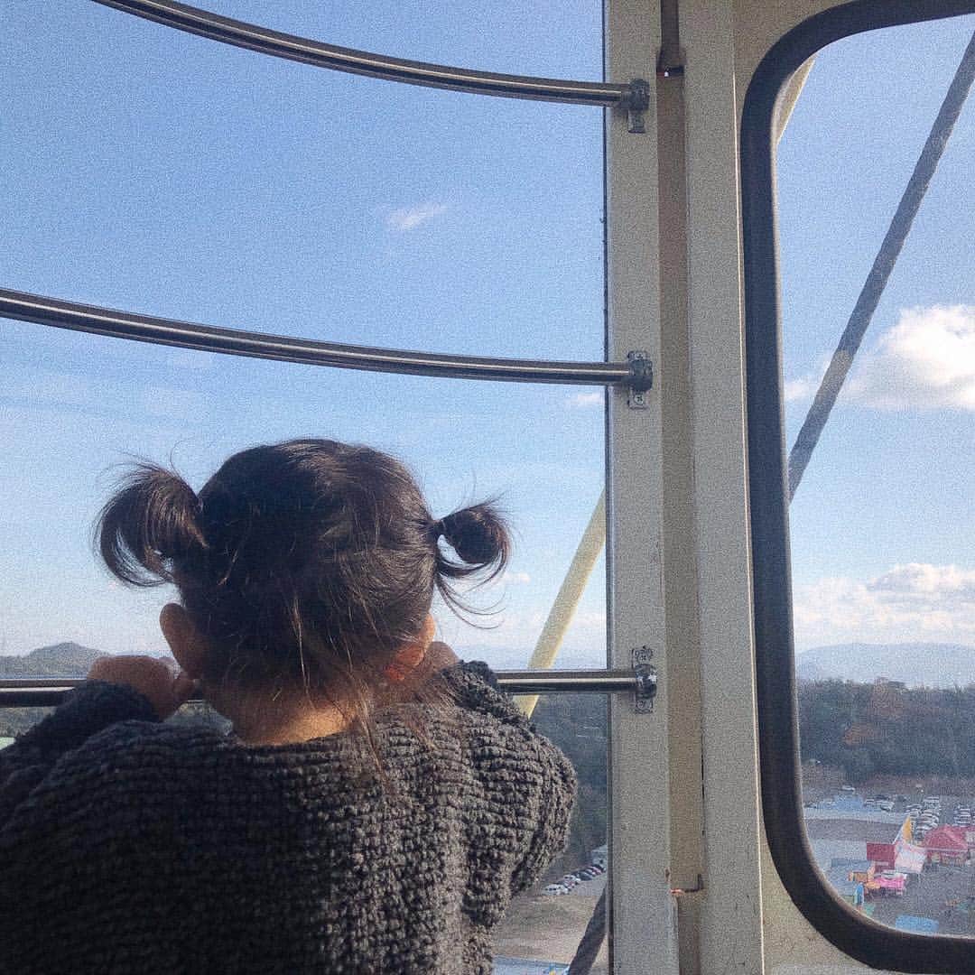 近藤千尋のインスタグラム：「娘、初めての観覧車🎡🥰 岡山でゆっくりするつもりが 結局甥っ子たちと出かけている☀️笑 明日も明後日もきっと 外出しているでしょう🏃‍♀️💓 #子供の体力は無限大 #激寒 #おもちゃ王国 #話しかけてくれた皆さんありがとうございました ♡ #前髪じゃないよ産毛だよ ♡笑」