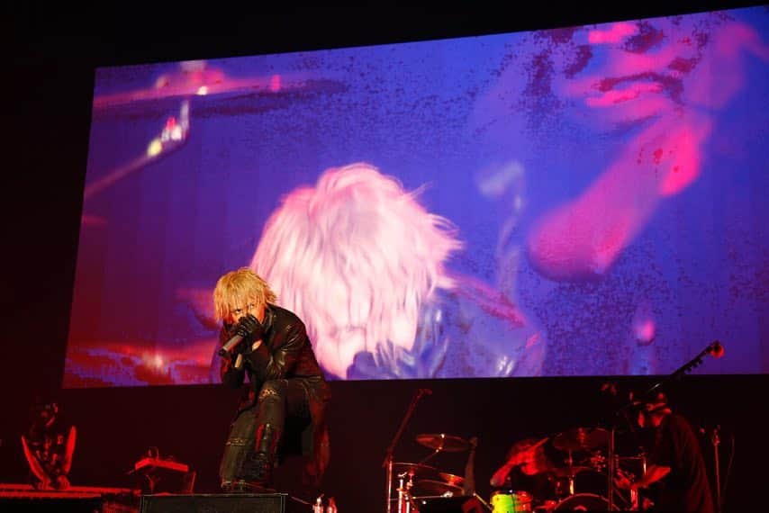 のインスタグラム：「Thank you for rocking out, COUNTDOWN JAPAN!  One more job left till the end of the year!」