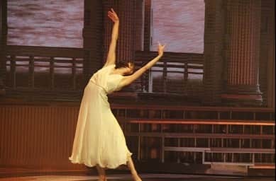 畠山愛理さんのインスタグラム写真 - (畠山愛理Instagram)「今年の第69回NHK紅白歌合戦に、ゲストとして演技させて頂くことになりました✨丘みどりさんの歌う『鳰の湖』の世界観をダンスで表現させて頂きます。順番は全体の8番目です！毎週日曜のサンデースポーツ2020の姿と、また違った私を是非見て下さい😊今年最後のお仕事は、大好きなダンスで締めくくり✨頑張ります✨  #紅白歌合戦 #nhk #丘みどり さん #鳰の湖 #サンデースポーツ #サンデースポーツ2020 #畠山愛理」12月29日 23時45分 - airihatakeyama