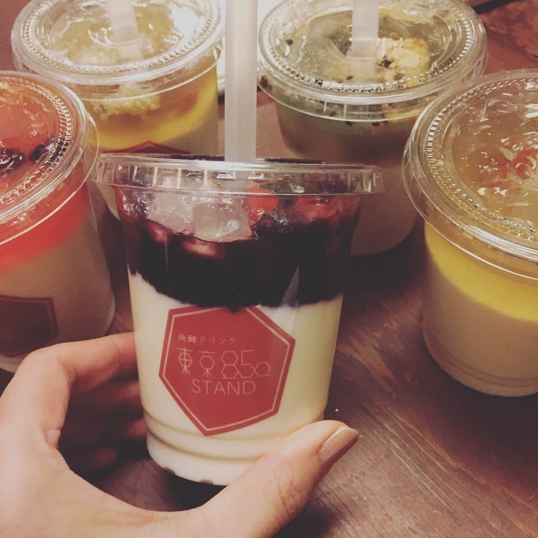 前田ゆかのインスタグラム：「忘年会前に、@850_tokyo  の発酵ジュースバーのスペシャルドリンク！ ・ 一杯300億個ものオリジナル乳酸菌がたくさん配合され✨✨野菜&フルーツの栄養素もプラスされたスペシャルドリンクをいただきました〜〜 ・ 身体の中からお疲れ具合にあわせて腸活〜 味わいは美味しい飲むフルーツヨーグルト♪ ・ その後、発酵ドリンク✖️発酵食 の韓国料理をいただいてカラダの中からきれいになる赤坂の発酵インナーチャージ、 この2軒お気に入り！ 美味しく、たのしく冬美活✨ #発酵ドリンク #腸活 #腸内環境 #美と健康に #赤坂 #古家庵 #韓国家庭料理 #チヂミ #ポッサムがおいしい♡」