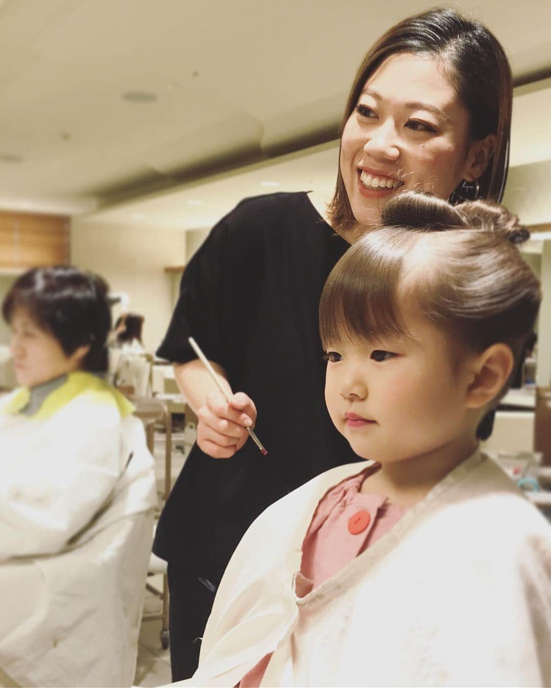 坂本美雨さんのインスタグラム写真 - (坂本美雨Instagram)「娘の立ち姿に、ふとした表情に、 そして様々な分野のプロフェッショナルなお仕事に見惚れました。 #七五三 #HatsukoEndo @hatsuko_endo」12月30日 0時25分 - miu_sakamoto
