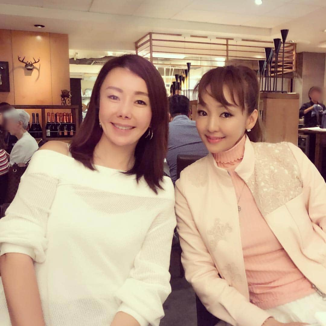 神田うのさんのインスタグラム写真 - (神田うのInstagram)「未奈子ちゃんファミリー💕と大家族ディナー（笑） 未奈子ちゃんと私が同じ歳、旦那さん同士が同じ歳（しょっ中一緒にゴルフしてます⛳️）そして娘と妊娠時期も一緒で凄ーくご縁がありお世話になっている仲良しファミリーです❤️ 大好きなベルニーニにて😘🍽 #ハワイ #hawaii #ホノルル #honolulu #itarian#イタリアン#ベルニーニホノルル#berninihonolulu#仲良し#家族#ファミリー#family#dinner#ディナー#神田うの#unokanda#美容家#山本未奈子 ちゃん#minakoyamamoto#chieimai」12月30日 1時24分 - unokandaofficial