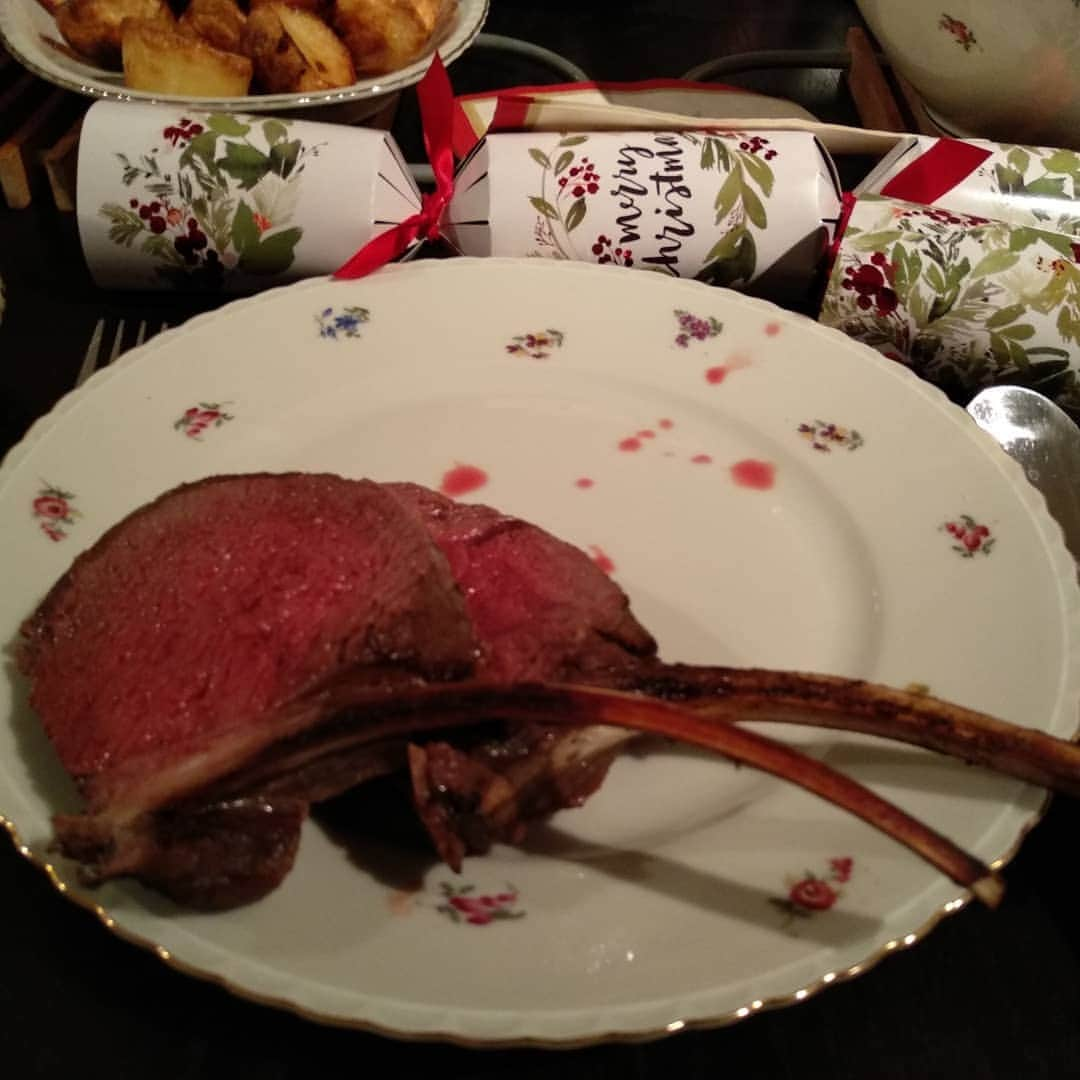 バスさんのインスタグラム写真 - (バスInstagram)「🎅Christmas🎅 dinner 2018. (I can't take all the credit, but I did help cook a bit of it)  Rack of Venison 🦌 with 'all the trimmings'. What do you think @cheftebbo ?  #Venison #RackOfVenison #xmasdinner #ChristmasDinner #foodporn #pigsinblankets」12月26日 7時54分 - basheemskerk_89