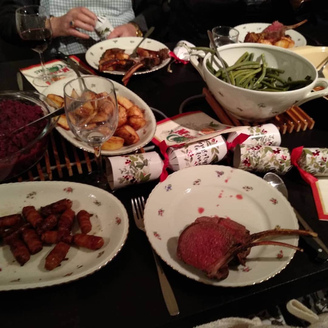 バスさんのインスタグラム写真 - (バスInstagram)「🎅Christmas🎅 dinner 2018. (I can't take all the credit, but I did help cook a bit of it)  Rack of Venison 🦌 with 'all the trimmings'. What do you think @cheftebbo ?  #Venison #RackOfVenison #xmasdinner #ChristmasDinner #foodporn #pigsinblankets」12月26日 7時54分 - basheemskerk_89