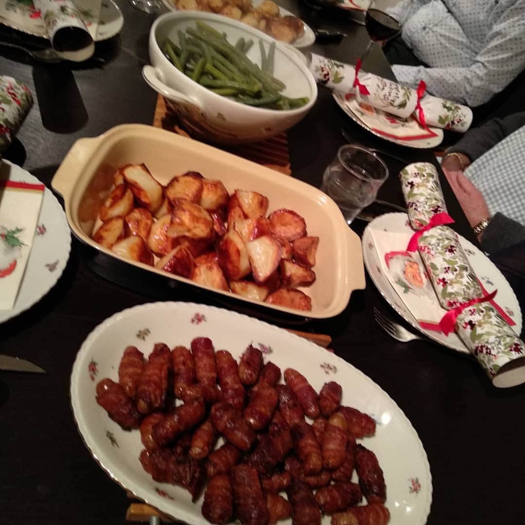 バスさんのインスタグラム写真 - (バスInstagram)「🎅Christmas🎅 dinner 2018. (I can't take all the credit, but I did help cook a bit of it)  Rack of Venison 🦌 with 'all the trimmings'. What do you think @cheftebbo ?  #Venison #RackOfVenison #xmasdinner #ChristmasDinner #foodporn #pigsinblankets」12月26日 7時54分 - basheemskerk_89