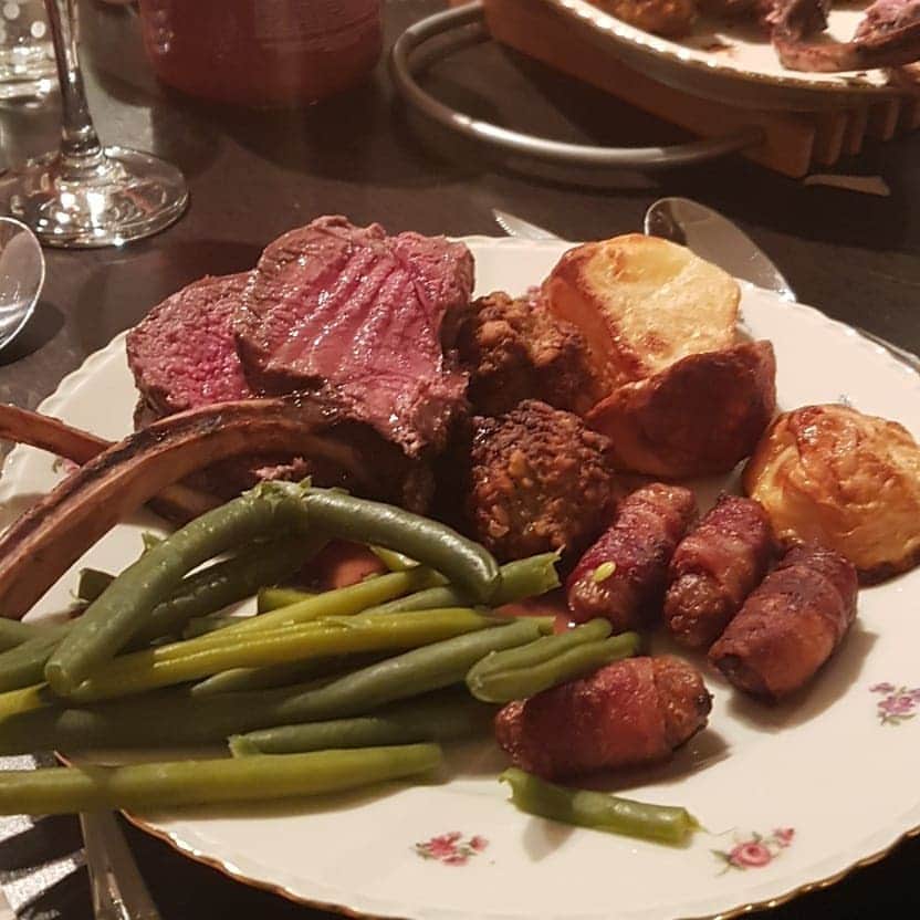 バスのインスタグラム：「🎅Christmas🎅 dinner 2018. (I can't take all the credit, but I did help cook a bit of it)  Rack of Venison 🦌 with 'all the trimmings'. What do you think @cheftebbo ?  #Venison #RackOfVenison #xmasdinner #ChristmasDinner #foodporn #pigsinblankets」