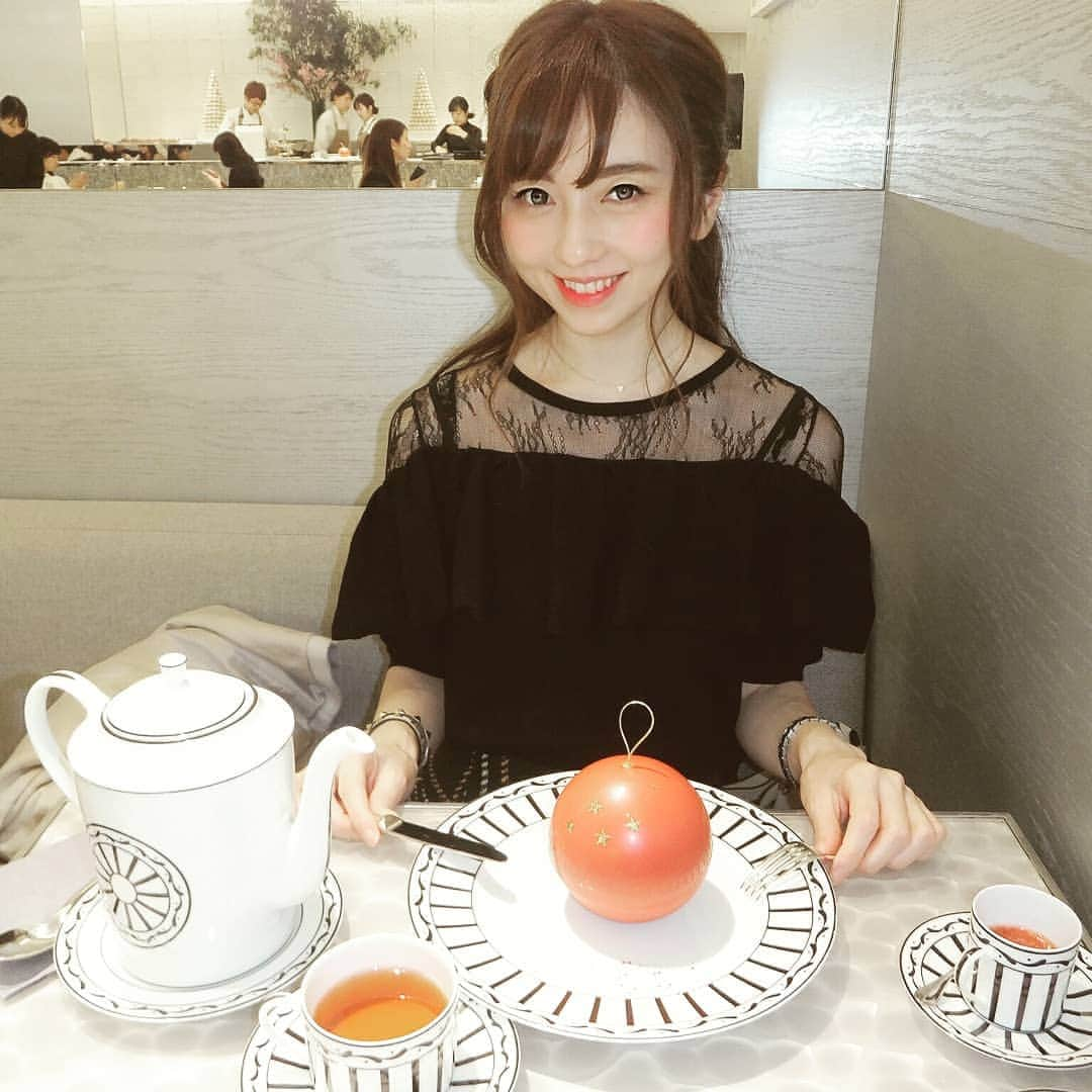 早川愛さんのインスタグラム写真 - (早川愛Instagram)「♡Dior Christmas♡ 念願のディオールのクリスマスケーキ♡♡♡ デセールデフェットゥ♡♡♡ ・  クリスマスツリーのオーナメントをイメージしたおおきな真っ赤な球体の中には苺がいっぱい♡♡♡ ・  ループ部分は繊細な飴細工ですぐ取れてしまい必死にくっつけました...汗  球体も苺チョコですが、中身は甘さ控え目で、苺ソースをたっぷりかけていただきました☆☆☆ ・ ・ ・  #ディオール #ディオールカフェ #ディオールカフェバイピエールエルメ #ピエールエルメ #ケーキ #季節限定 #クリスマス限定 #クリスマスケーキ #クリスマスケーキ2018 #銀座six #銀座グルメ #銀座カフェ #銀座ケーキ #銀座 #カフェ巡り #DiorCafe #DiorCafeByPierreHerme #PierreHerme #Christmascake #cake #cafe #happy」12月26日 7時22分 - megumegu_1006