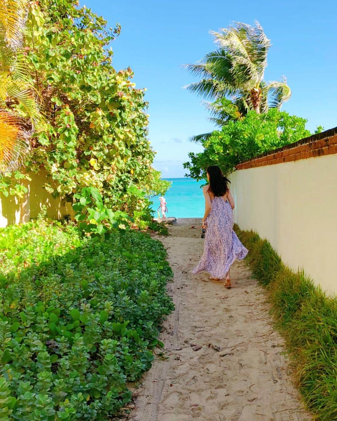 蛯原友里さんのインスタグラム写真 - (蛯原友里Instagram)「海を目の前に大喜び❤️ #hawaii#beach」12月26日 7時24分 - yuri_ebihara