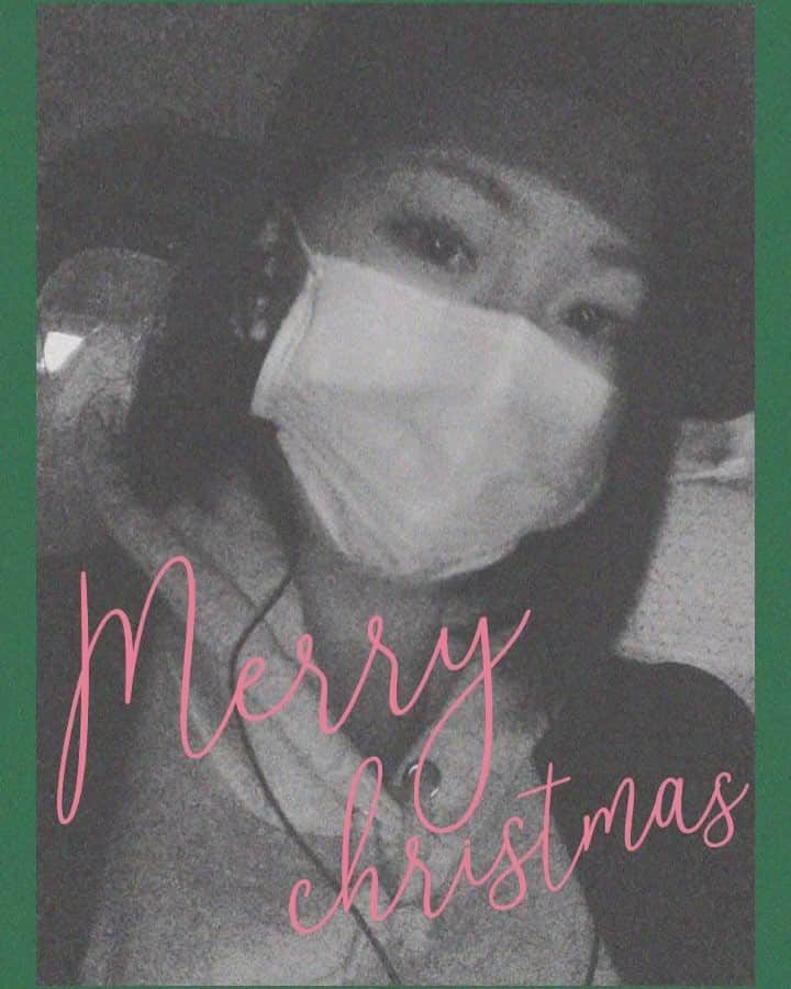 佐山愛のインスタグラム：「❤︎ ・ 明日は2018年最後の撮影🎥 ・ よってクリスマスどころではない。 ・ けど、みんなはステキな聖夜を 過ごせていますように…🤗🎄❤️✨ ・ ・ 扁桃腺炎は大分良くなってきたけど、 明日にそなえてもう寝ようっと😴 ・ 잘 자요」