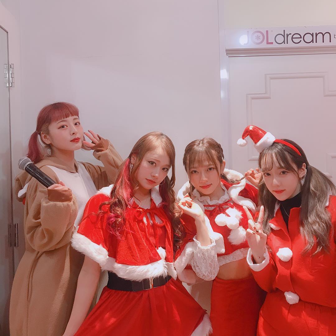 Caratさんのインスタグラム写真 - (CaratInstagram)「メリークリスマス 🎄✨明日は年内ラストのライブです！！Caratは19時ごろ出演予定です！お待ちしております🙋🏻‍♀️」12月25日 23時15分 - carat_ue