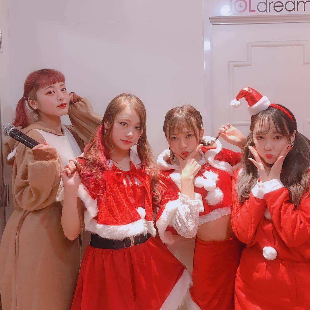 Caratのインスタグラム：「メリークリスマス 🎄✨明日は年内ラストのライブです！！Caratは19時ごろ出演予定です！お待ちしております🙋🏻‍♀️」