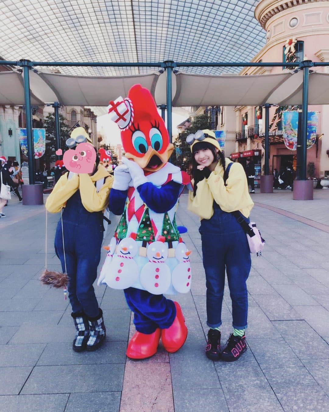 のインスタグラム：「🎄今年のクリスマスイブは、幼なじみの家族とじぶんちの家族みんな合計８人でユニバ行きました💟楽しかったぁ🦄💟 思い出写真いっぱい！！みんなはどんなクリスマスやった？？？いつかカップルでユニバデートとかしたいな😍 ・ ・ #りりり  #usj  #クリスマス #ミニオン」