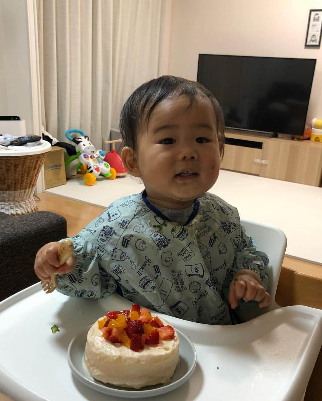 小池龍太さんのインスタグラム写真 - (小池龍太Instagram)「暖くん1歳になりました👶🎉🎁 去年の出産が最近の様に感じるなー すくすく育って毎日楽しそうに過ごしてるのを見ると頑張れます そんな当たり前の環境を日々作ってくれている嫁にも改めて感謝を感じた1日でした😊  先日にはスマッシュケーキで撮影をしました！ 沢山お口につけて頑張ってました🎂  #1歳 #クリスマスバースデー #1日に２つも貰えるのいいね #最近は凄く抱っこマン #しかもパパ多め #可愛いからいい #歩けるようになろーねー #写真撮るときめっちゃ動くからお菓子持たせたのは秘密 #これからも元気に楽しく過ごそうね  #皆さんもメリークリスマス #🎅 #🎄 #🎁」12月25日 23時32分 - iamryu____k