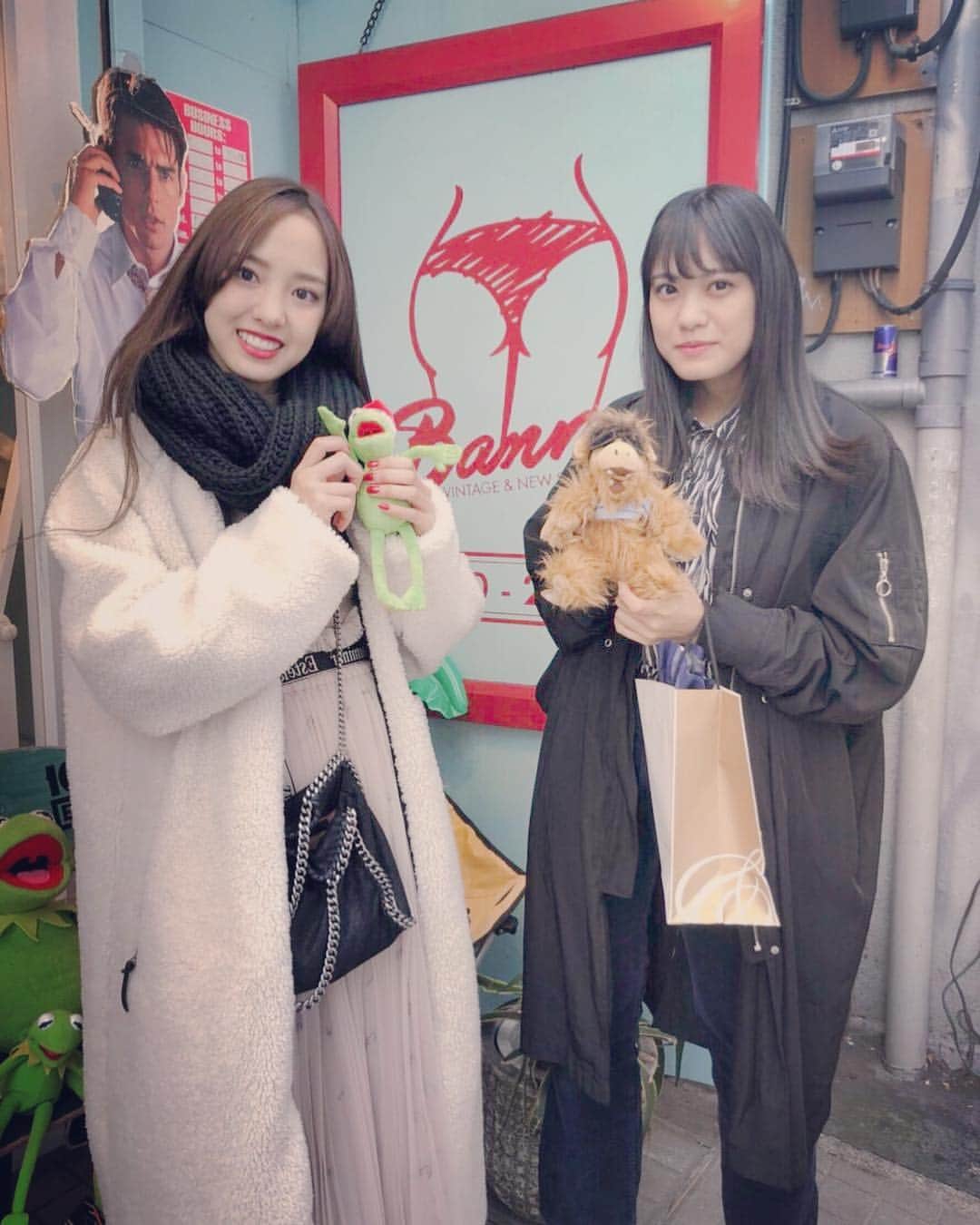 飯窪春菜のインスタグラム：「つばきファクトリー岸本ゆめのちゃんとクリスマスデート🎄❤️ きしもんオススメの古着屋さんに連れて行ってくれて、そこで店員さんがスタイリングしてくださったものを着るっていう…着せ替えが始まりました！笑  きしもんはひたすら見てるだけだったから次は私が着せるっ🤣💘 #クリスマス  #デート  #古着  #着せ替え  #つばきファクトリー  #きしもん  #可愛い後輩」