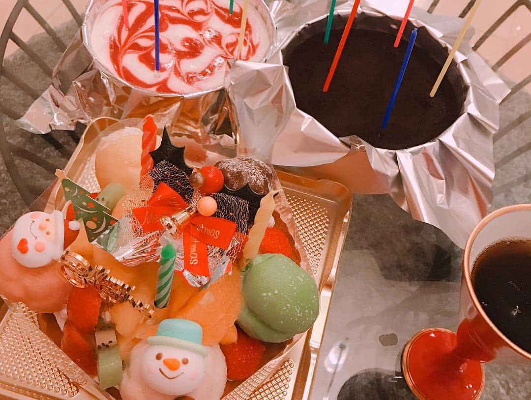 白間美瑠さんのインスタグラム写真 - (白間美瑠Instagram)「お家でクリスマスパーティー❤️ ケーキいっぱい🍰🎂 #サンタ #クリスマス #ケーキ #ツインテール」12月25日 23時35分 - shiro36run
