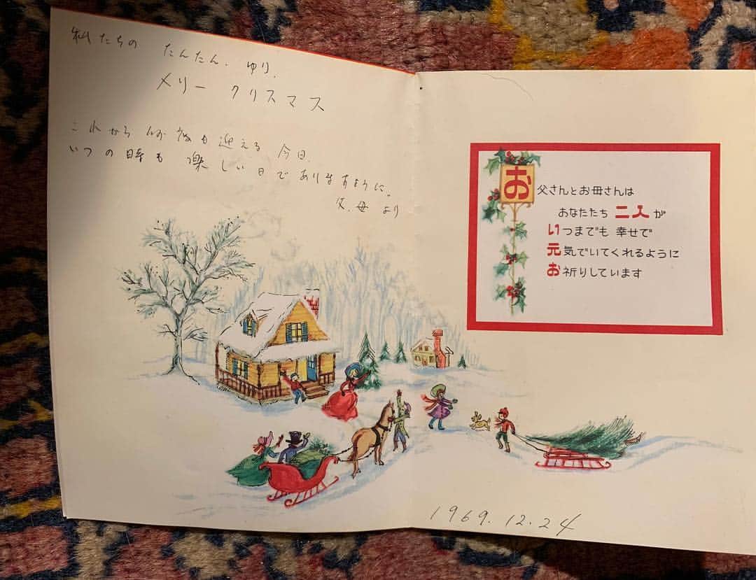 石田ゆり子さんのインスタグラム写真 - (石田ゆり子Instagram)「わたしがまだ生後2ヶ月のころ、 。両親がわたしと兄に くれたクリスマスカード。 (妹はまだ生まれてない。当然ですが…) 泣けます、なんだか。 ありがとう。」12月26日 0時05分 - yuriyuri1003