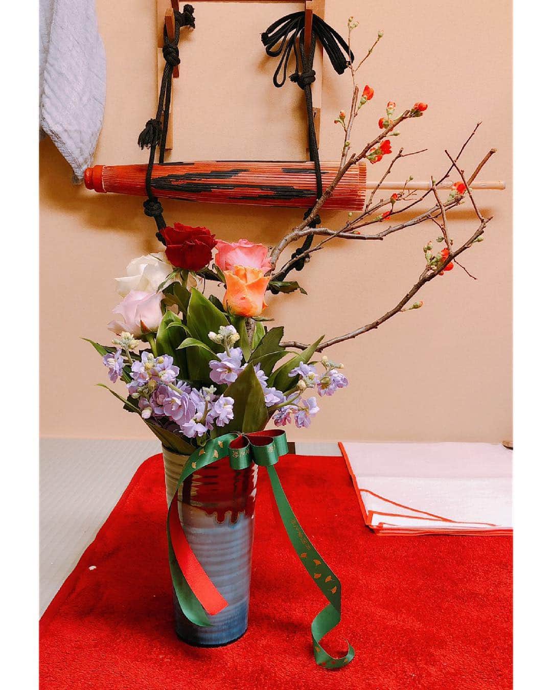 片岡愛之助さんのインスタグラム写真 - (片岡愛之助Instagram)「こんばんは🎅愛之助です🤚﻿﻿﻿﻿﻿ ﻿﻿﻿今日は楽屋に、花キューピットアーティストコレクション・１月お届け予定のお花が一足先に届きました。﻿ １月は今月出演させていただいている演目「弁天娘女男白浪」をイメージしたお花です💐白浪五人男の衣裳の色・紫に、個性ある５人をイメージして５色のバラを合わせてみました👍✨﻿ ﻿ １月お届け分はもう締切を過ぎてしまいましたが、興味ある方は2月お届けのお花をチェックしてみてください💁‍♂️﻿ ﻿﻿ ﻿See you soon.﻿﻿ ﻿﻿﻿﻿﻿ #愛之助 #ラブリン #歌舞伎 #kabuki #吉例顔見世興行 #寺子屋 #ぢいさんばあさん #弁天娘女男白浪  #花キューピット #アーティストコレクション」12月26日 0時39分 - ainosuke_kataoka