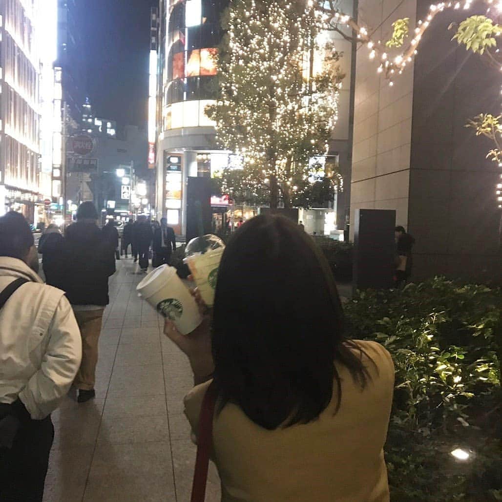 のインスタグラム：「Merry Christmas🎅🏻❄ 街がキラキラで可愛かったな コース料理でお腹いっぱい🍴 #無印良品 #ニトリ #冬に飲むフラペチーノ #寒」