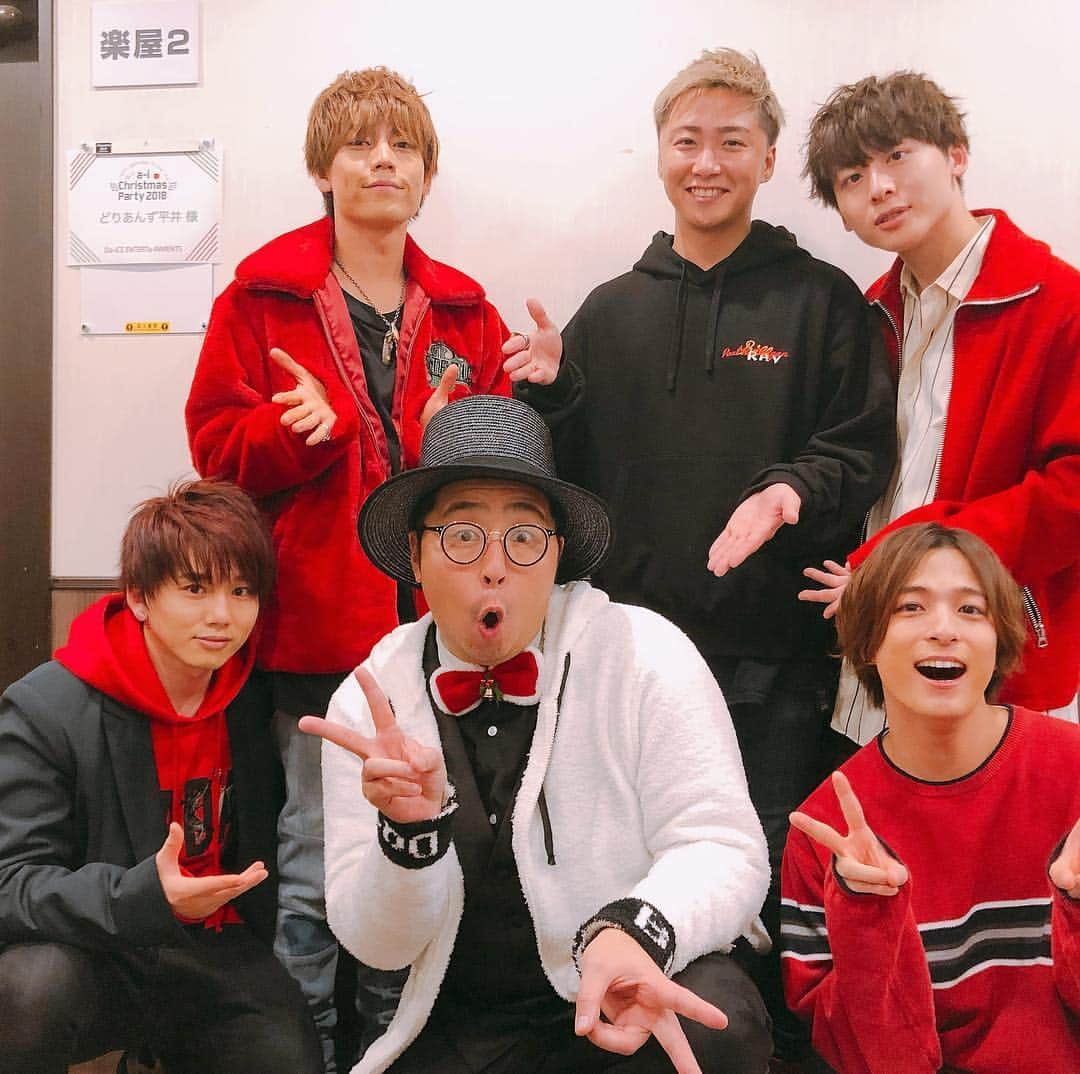 平井俊輔さんのインスタグラム写真 - (平井俊輔Instagram)「メリKUUUURI🎄 今日は、 #Da-iCE のイベント 『a-i christmas party 2019 ～HaPPY BiRTHDaY TO にゅーとん～』 のMCを初めてさせて頂きました！ 昼、夜の2公演！ 豊洲PITにパンパンのお客様。 メンバー全員とはぱりぴTV以来。 #工藤大輝 #岩岡徹 #大野雄大 #花村想太 #和田颯 なのに、本当バイブスが合う合う笑笑 裏の楽屋でも喋って、本番でも変わらない姿で暴れ回ってくれる。 Da-iCEの皆さんの人柄、楽曲ともに大好きです。 そしてDa-iCEを応援してる6面の皆様の優しさにまた楽しくMCをさせて頂く事が出来ました！ 本当感謝です！！ またやらせて頂きたいです！ これからも応援させて頂きます！ 皆さまも是非楽曲を聴いてみて下さい！ 11月21日に発売した、 #雲を抜けた青空 個人的に好きな楽曲は、 #リグレット です🎶 てか、めちゃくちゃ汗かいたー💦」12月26日 2時12分 - bobuhirai0311