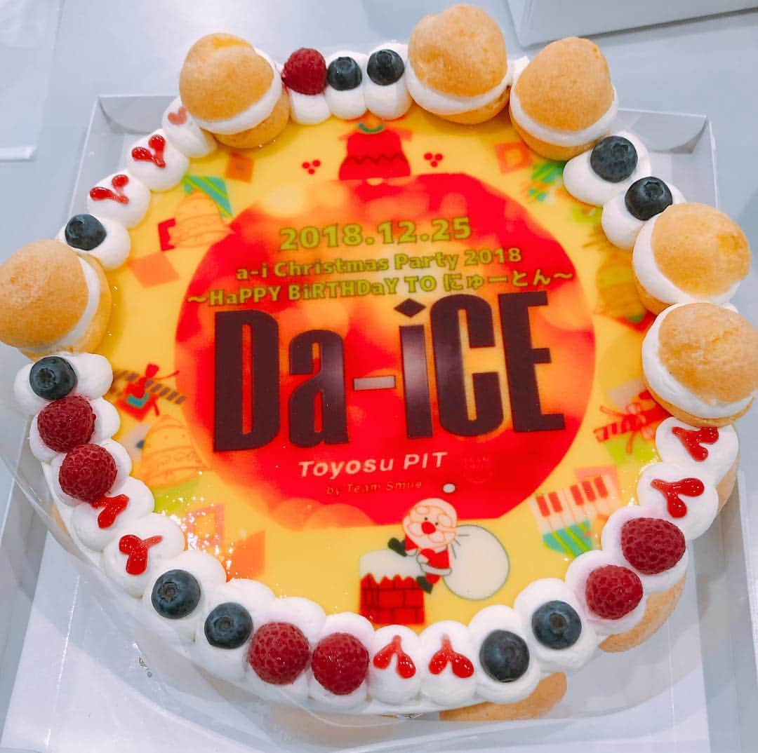 平井俊輔さんのインスタグラム写真 - (平井俊輔Instagram)「メリKUUUURI🎄 今日は、 #Da-iCE のイベント 『a-i christmas party 2019 ～HaPPY BiRTHDaY TO にゅーとん～』 のMCを初めてさせて頂きました！ 昼、夜の2公演！ 豊洲PITにパンパンのお客様。 メンバー全員とはぱりぴTV以来。 #工藤大輝 #岩岡徹 #大野雄大 #花村想太 #和田颯 なのに、本当バイブスが合う合う笑笑 裏の楽屋でも喋って、本番でも変わらない姿で暴れ回ってくれる。 Da-iCEの皆さんの人柄、楽曲ともに大好きです。 そしてDa-iCEを応援してる6面の皆様の優しさにまた楽しくMCをさせて頂く事が出来ました！ 本当感謝です！！ またやらせて頂きたいです！ これからも応援させて頂きます！ 皆さまも是非楽曲を聴いてみて下さい！ 11月21日に発売した、 #雲を抜けた青空 個人的に好きな楽曲は、 #リグレット です🎶 てか、めちゃくちゃ汗かいたー💦」12月26日 2時12分 - bobuhirai0311