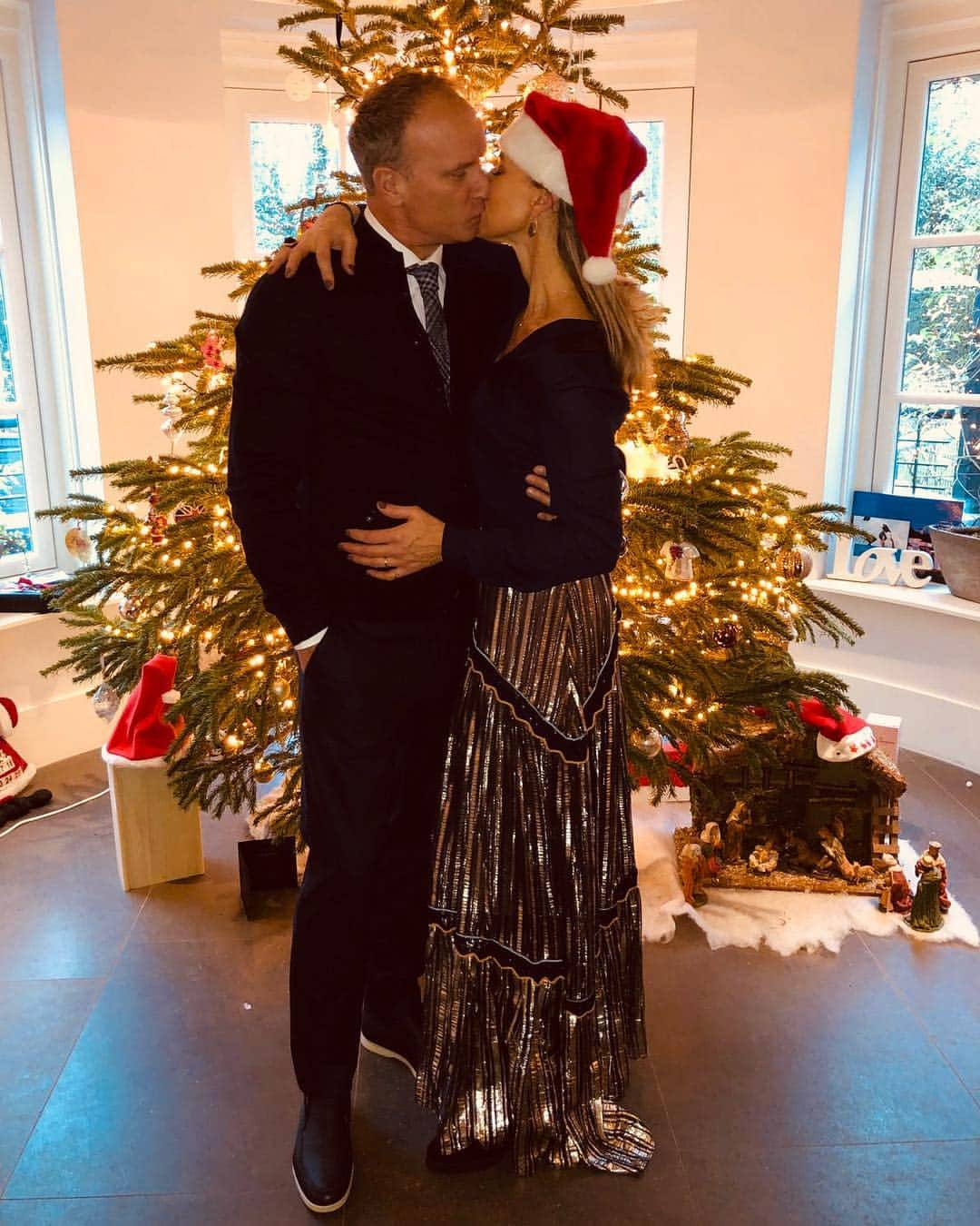 デニス・ベルカンプさんのインスタグラム写真 - (デニス・ベルカンプInstagram)「Have a great Christmas! 🎄」12月26日 3時08分 - officialdennisbergkamp