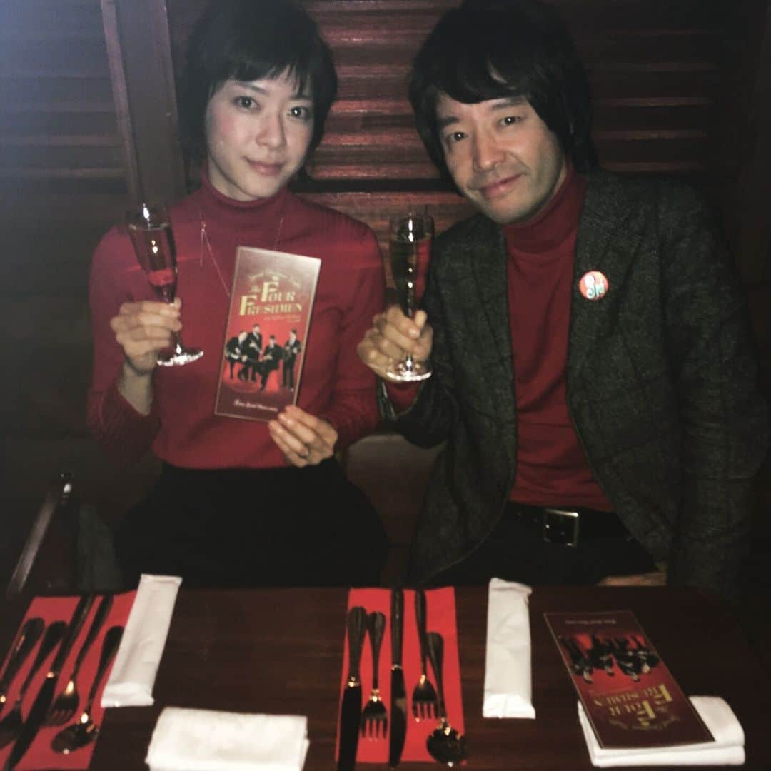 和田唱さんのインスタグラム写真 - (和田唱Instagram)「COTTON CLUBにThe Four Freshmen（フォー・フレッシュメン）を観に。🎄🍷✨アメリカの伝統的Jazzコーラスグループである彼ら。なんと現在はメンバーが入れ替わり立ち替わり、25代目とのこと！フォー・フレッシュメンのすごいところは、ブライアン・ウィルソン（ビーチ・ボーイズ）や、我が国のコーラスグループにも多大なる影響を与えた4声ハーモニーを駆使しつつ、なんと楽器も自ら演奏してしまう事だ。尊敬するし、こんなのって本当に羨ましい。ギター、ベース、トランペット、ドラムの演奏もそれぞれが優秀な上に、複雑な4声ハーモニーを操るのだ。これってある意味究極だ。その音楽はいたってドリーミー。言わば日本のポップスが忘れて（というか通らずに）置いてきてしまった要素そのものだと思う。ジャズや歌ものが好きな方は是非ご一聴を👍ちなみにベストセラーの名盤は1955年録音の「フォー・フレッシュメン& 5トロンボーンズ」🎺 今夜は最近のメンバー録音のCDを購入の際、現メンバーと記念写真を📸。しかしうまかったなぁ...一度あんなコーラスグループを組んでみたい！！😆 #fourfreshmen #コットンクラブ」12月26日 3時34分 - sho_wada_triceratops