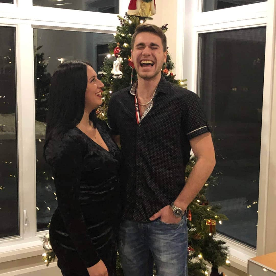 ニコラ・ナドゥーのインスタグラム：「A Merry Christmas at the Foley's house! @chris.foley Happy holidays to everyone!」