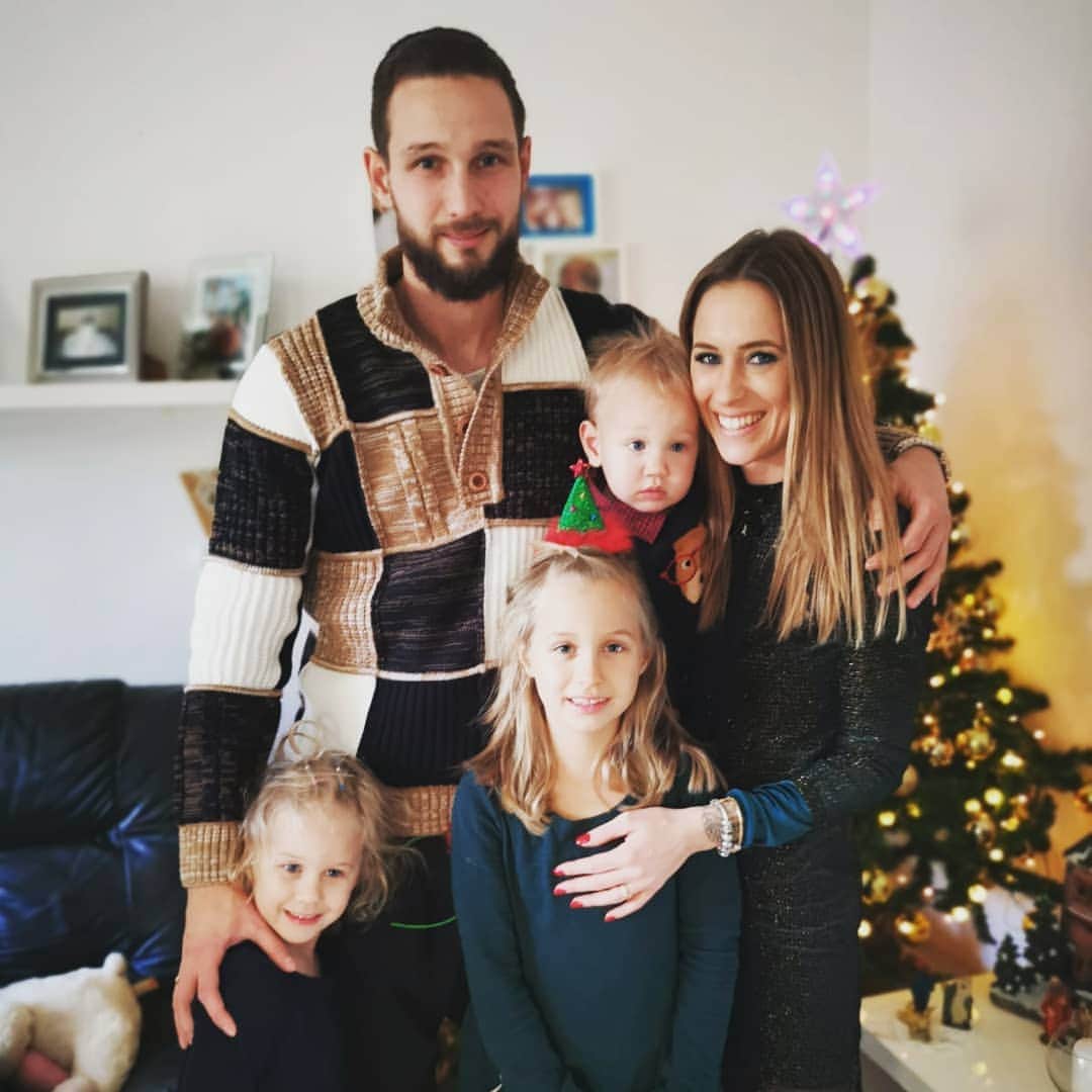 のインスタグラム：「Christmas is a special time to enjoy with all your loved ones, spreading divinity and cheer around, Merry Christmas and a happy new year! 🎉🎊」