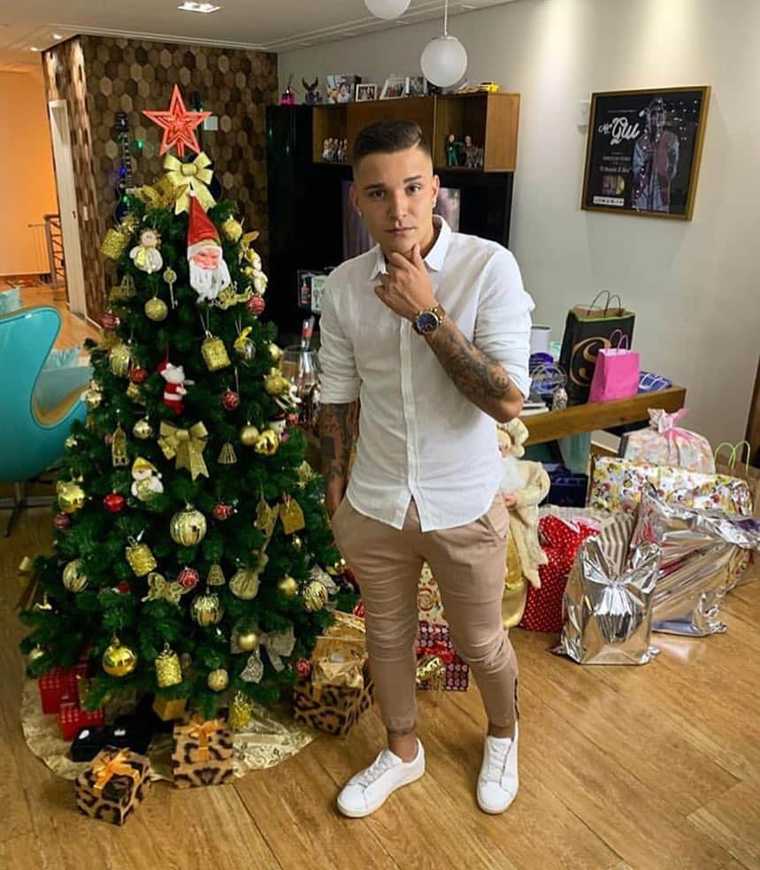 MC GUIのインスタグラム：「Feliz natal pessoal💜🎄」