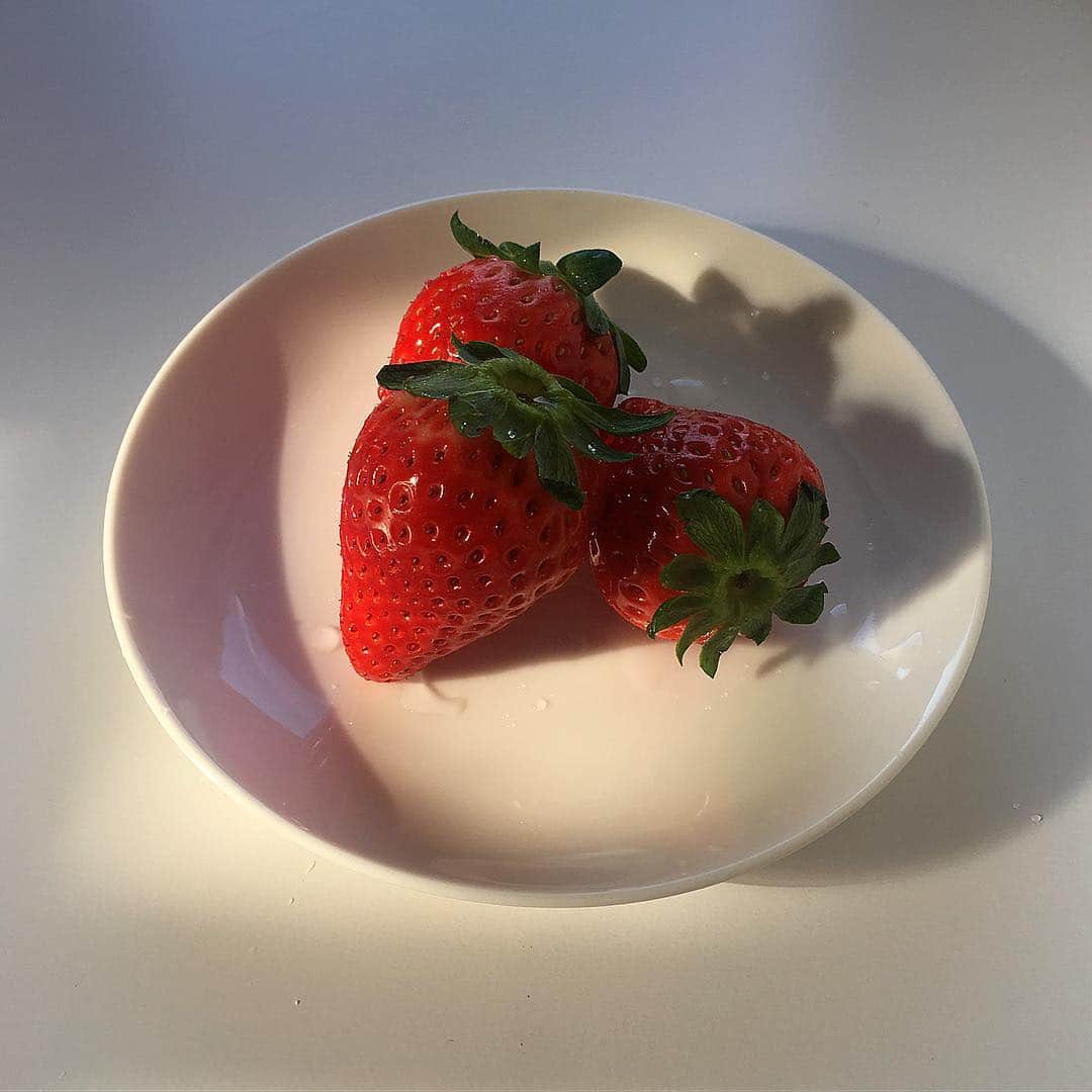 高岡未來のインスタグラム：「い〜ち〜ご〜🍓」