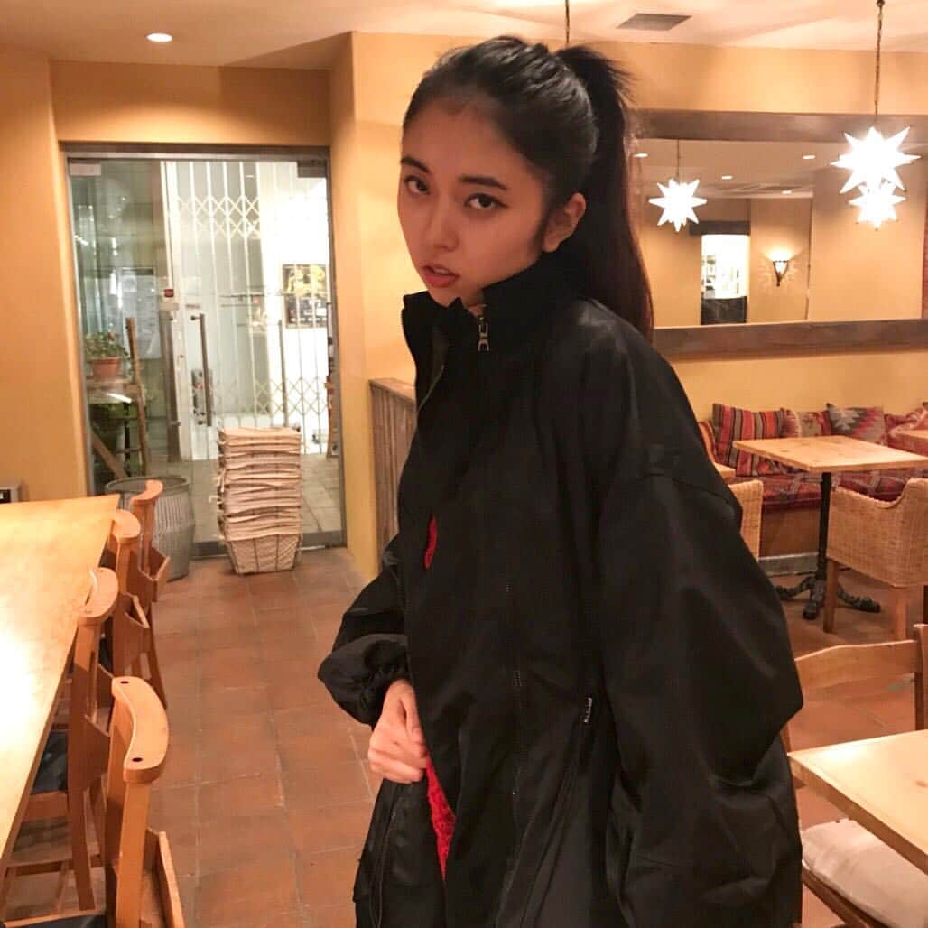 藤咲百恵のインスタグラム：「. 年明けまで駆け抜けよ〜！ にしても何故こんなに眠いのだ🦌 （昨日の写真との差。笑笑😹） ちなみに写真は眠い今のじゃないですよ〜！！✌︎ . . #オールバックポニーテール #楽 #黒 #コート #コーデ #フォローミー #東京 #日本 #instagood #instapic #instalike #japanesegirl #black #red #hair #make」