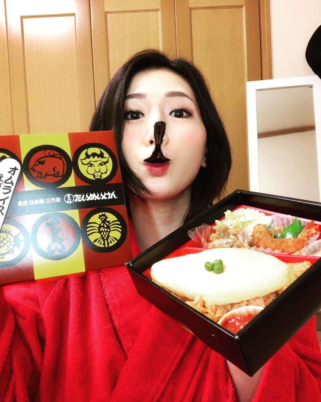 佐山愛のインスタグラム：「❤︎ ・ たいめいけんのお弁当 初めて食べた🍱 ・ オムライスうんま〜😊❤️ ・ ・ #たいめいけん #オムライス #お弁当 #撮影 #shooting #仕事納め」