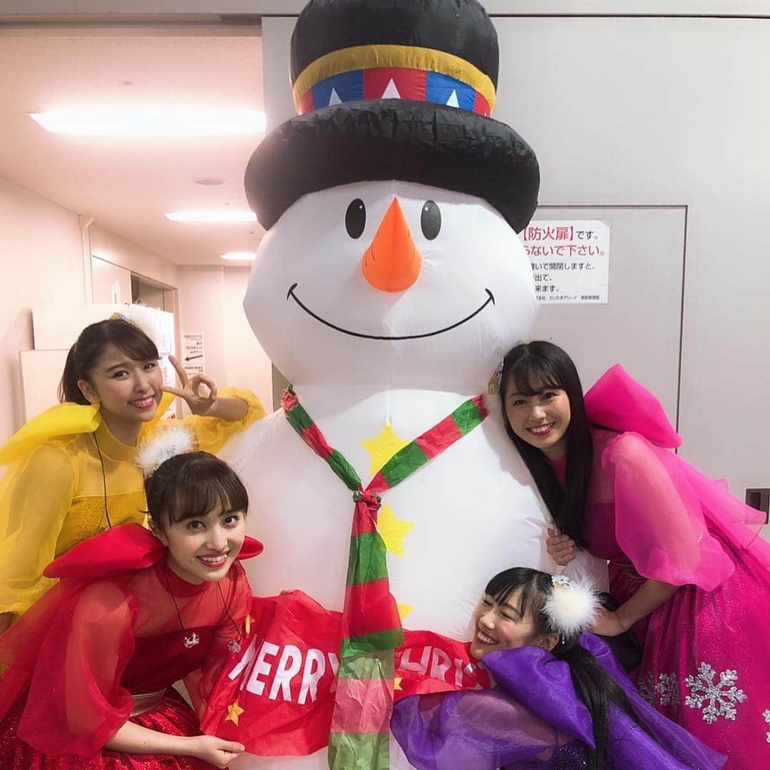 高城れにさんのインスタグラム写真 - (高城れにInstagram)「ももいろクリスマス2018 Diamond Phil Harmony The Real Deal Day2 最高で最強なクリスマスになりました！ あー今でも思い出すとニヤニヤしちゃうくらい、みんなと過ごせたこと本当に幸せに思う！ 本当ありがとう😊 DMBに加わり今回は生オーケストラ… みんなかっこよかったー😊 そんなすごい方々に混じりみんなの前で歌うって本当に緊張したよー でもね歌うことを続けられるのはモノノフのみんなのおかげ。 気持ちを込められるのもみんなのおかげ。 そしてどんなことでも「幸せ」って思えるようになったのもみんなのおかげ！ だから私にとってみんなはスーパーヒーロー！ これからも少しずつでも前に進む私たちを側で見守っててくれたら嬉しいですっ😆 #ももクリ2018 #TheDiamondPhilHarmony # Christmas #DMB #真部裕ストリングス #松崎しげる #モノノフ #ありがとう」12月26日 16時37分 - takagireni_official