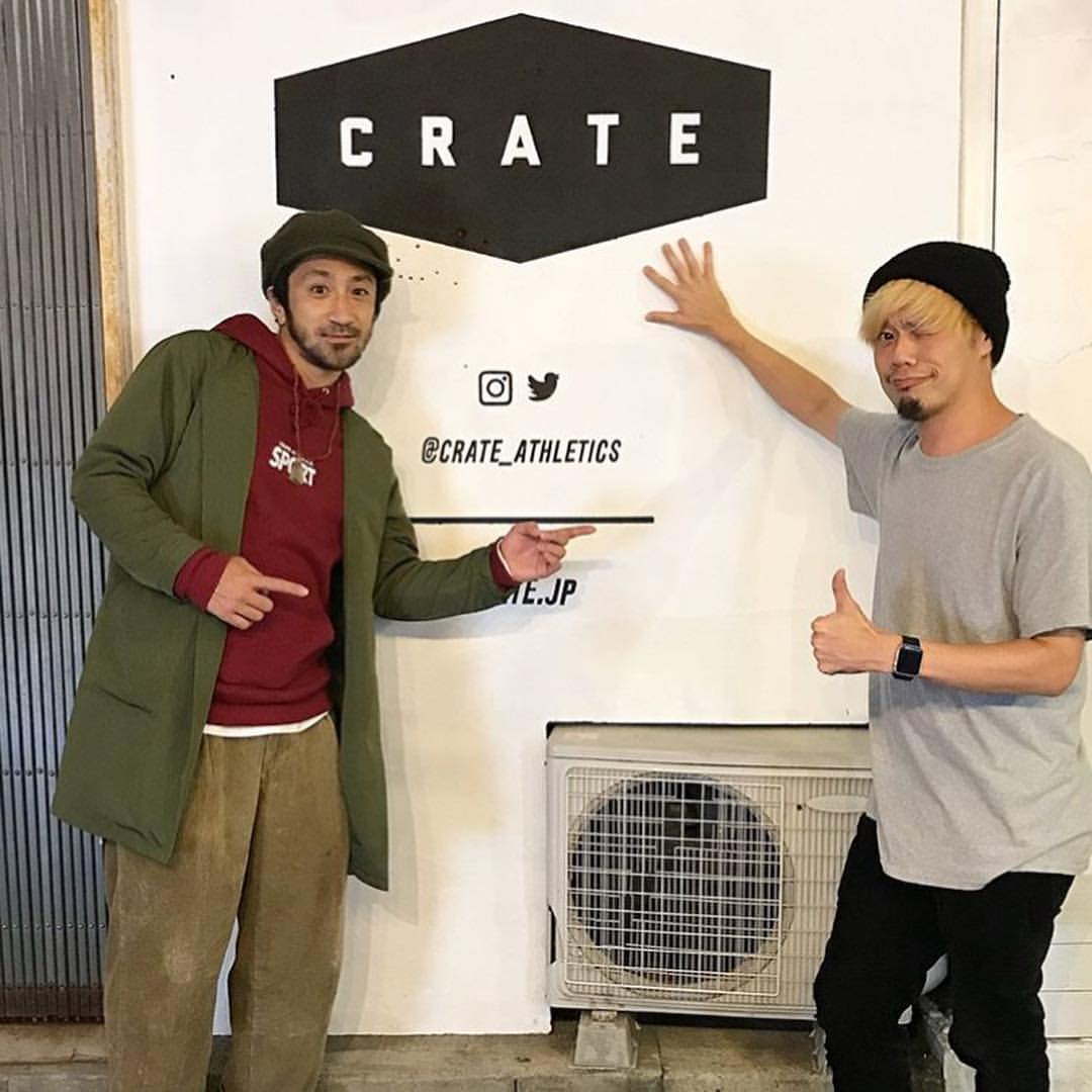 タクマ さんのインスタグラム写真 - (タクマ Instagram)「今日は福岡や。 "CRATE"は福岡の友達、京都大作戦でもお世話になってる大阪籠球会の @yohei12 がプロデュースしてるウェアーや。福岡は大名に『CRATE GARAGE』っちゅうお店があるわ。写真のロゴが描いてある壁あるし行ってみ。 @crate_garage @crate_athletics」12月26日 17時04分 - takumamitamura