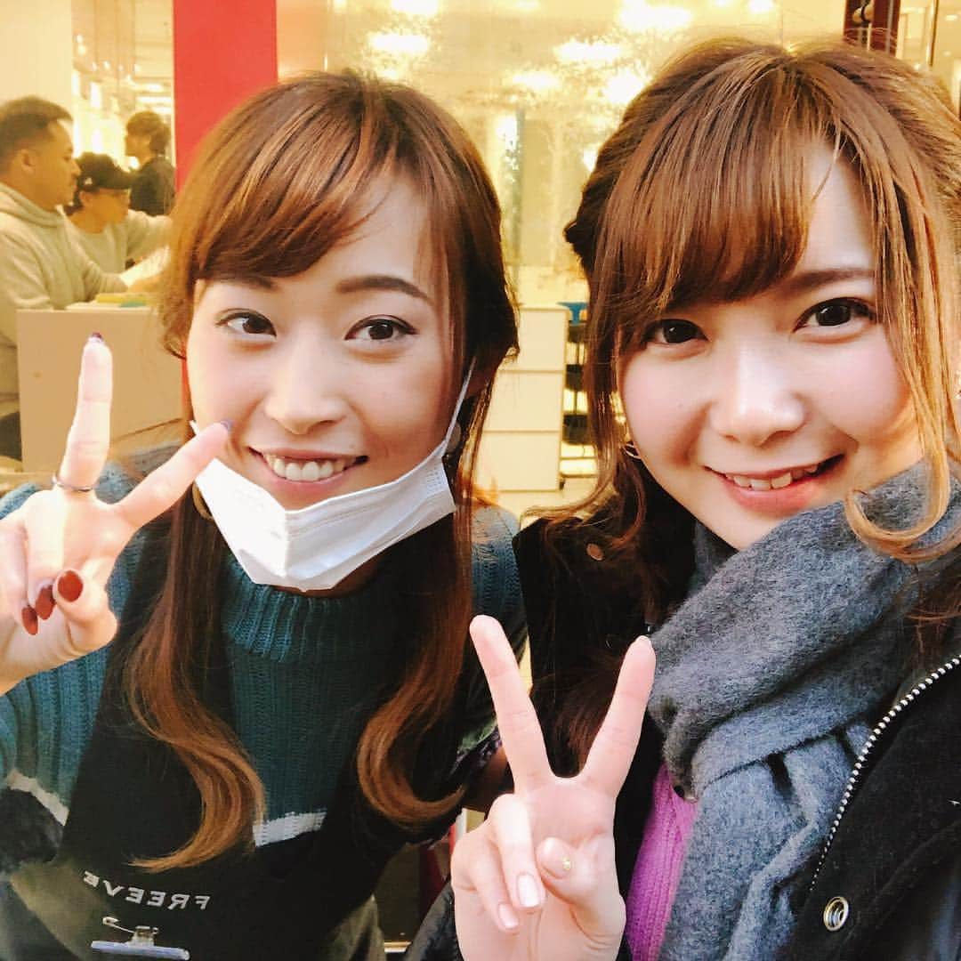 森田真結子さんのインスタグラム写真 - (森田真結子Instagram)「クリスマスイブには おなじJAPAN LADIESで活躍する、ひーちゃんこと佐久間比呂美プロにネイルしてもらってきました💅🏼💓 最近セルフばっかりだったから、やってもらうの久々で、心地よかった🙌 すんごいシンプルめにお願いしたんだけど、普段はとってもアートもやってるから、女子はひーちゃんのインスタCheckしてみて！ 【@hiromi.nail】  渋谷の道玄坂上がっていってすぐの所で、立地良すぎるし、値段もめっちゃ安くてビックリでした！  ひーちゃんがプロになる前に、私が渋谷のTDSで【的ガール女子会】をやっていた頃からの仲なの💕 リゾート好きなお洒落さんで、来年度はJAPANも全戦回りたいみたいです！ 見かけたら応援してね～💓 次はどんなのお願いしよっかなぁ～✨ ひーちゃん、ありがとう\( ･ω･ )/ #nail #ダーツ女子 #ダーツ女子のネイル」12月26日 9時03分 - mayodarts