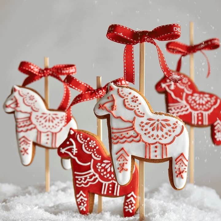 DEAN & DELUCAのインスタグラム：「Feeling the holiday spirit with these festively decorated, darling Dala horse cookies inspired by Scandinavian folklore. Merry Christmas!」