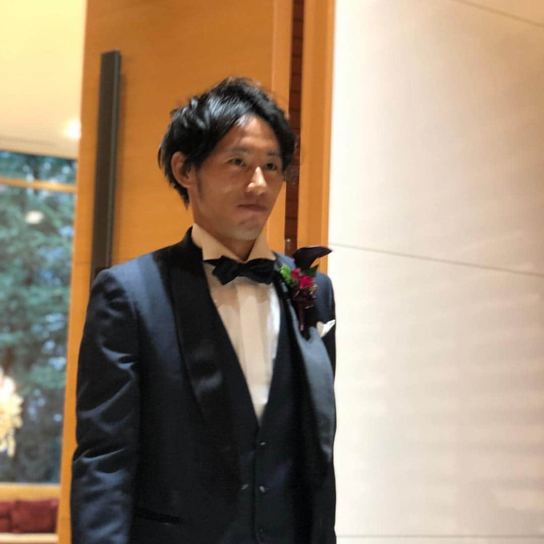 太田康介さんのインスタグラム写真 - (太田康介Instagram)「前回金沢の旅から1週間後の今回、金沢旅第二段は越智亮介(藤枝MYFC)と山藤の結婚式でした！  二人とも本当におめでとう㊗️ 最高に楽しい時間を過ごさせてもらいました！！ そして金沢で当時の仲間達にも会えて最高の時間でした。  田中さんは相変わらずパワープレイでの余興でした。  #越智亮介 #藤枝myfc  #実家は今治 #俺の家から3分 #親戚一同今治から金沢へ  #いや今治で結婚式やってくれ笑 #山藤健太 #ツエーゲン金沢 #ツエーゲン同期入団 #こいつのアシストで #1番ヘディング決めてます #初対面の時は敬語使ってたのに #今となっては🤦🏻‍♂️ #でもほんとにおめでとう🎊 #水永さんはなまりに拍車がかかってるし #佐藤和弘さんは前髪短いし #しんやは最高だよを連呼してるし #星野はインキャラだったし #新木は終始ニコニコ #小柳は🐸🔲 #作田は貴乃花親方みたいな髪型卒業してたし #結局言いたいのは #全員載せきれないけど #どいつもこいつも #最高だよ #残る結婚式はあと一つ #最後の結婚式もストーリー載せようかな #fc今治サポーターは必見ですよ」12月26日 11時29分 - kosukeota.7