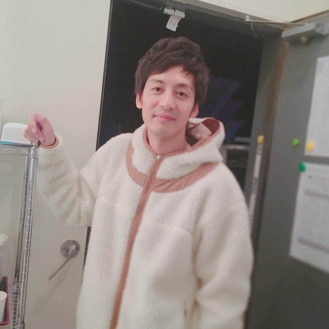 のインスタグラム：「. 村田さんにお会いしたので、 鳥のシャツ、、、 鳥のシャツ、、、 と言ったら  な  なんと  ついに  あげるとおっしゃってくださいました！！！！！ 次大阪にいらっしゃる時に 持ってきてくださるそうです！！！！ う、う、う、うれしい！！！！！ .  #鳥のシャツ #もうすぐ鳥のシャツあげそうな人の顏 #鳥顏 #詳しくは過去の投稿で村田さんの写ってるのをご覧ください」