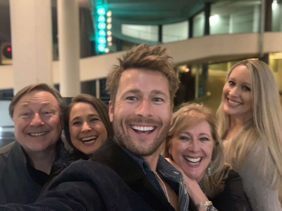 グレン・パウエルさんのインスタグラム写真 - (グレン・パウエルInstagram)「5/5. We are at full Powell Power.」12月26日 11時47分 - glenpowell